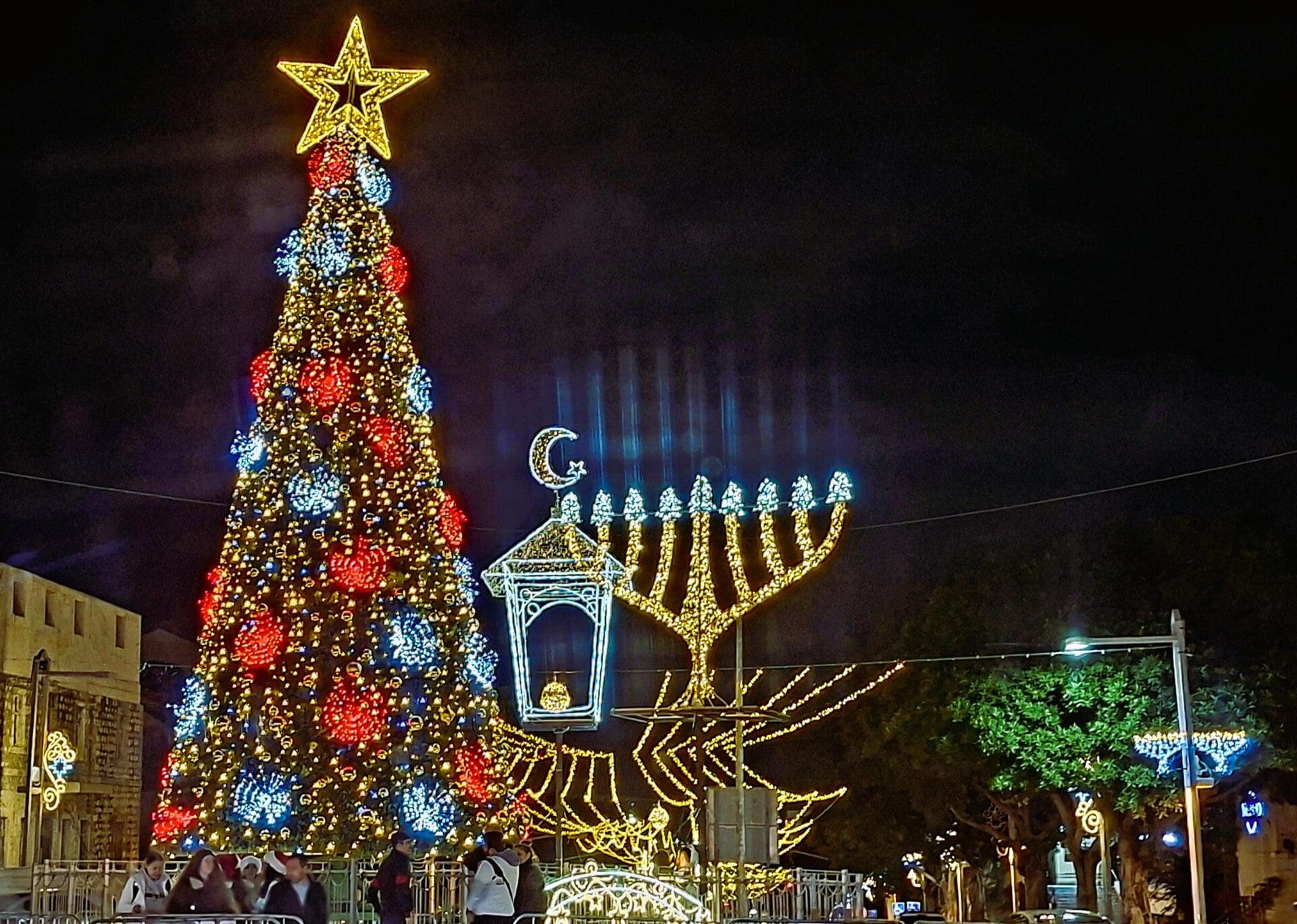 "אורות חג החגים" בחיפה - הכיכר המרכזית ובה מנצנצים סמלי שלושת הדתות (צילום: רחלי אורבך)