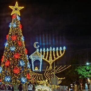 "אורות חג החגים" בחיפה – הכיכר המרכזית ובה מנצנצים סמלי שלושת הדתות (צילום: רחלי אורבך)