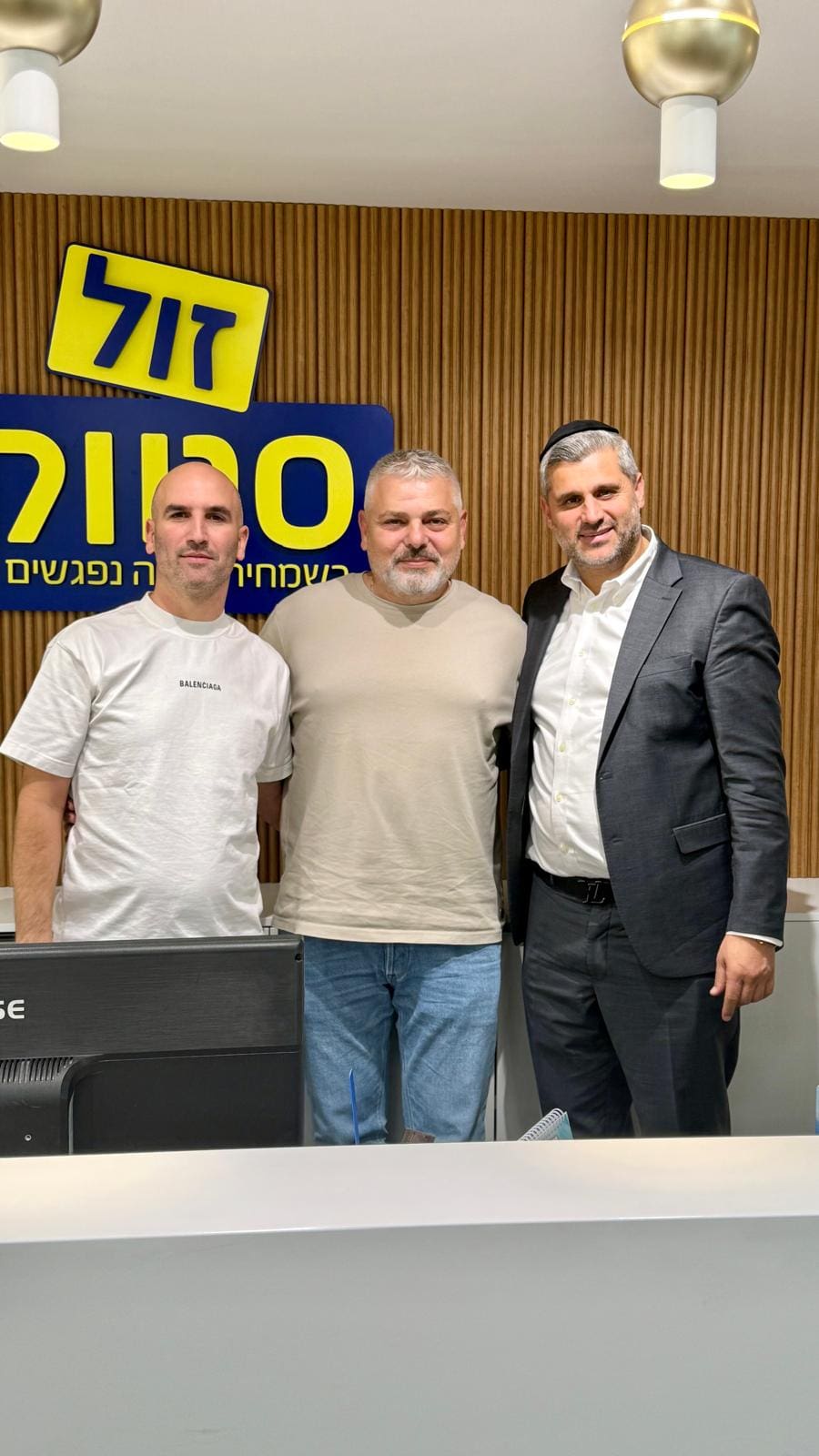יניב מרגי יחד עם הבעלים (צילום: זול סטוק)