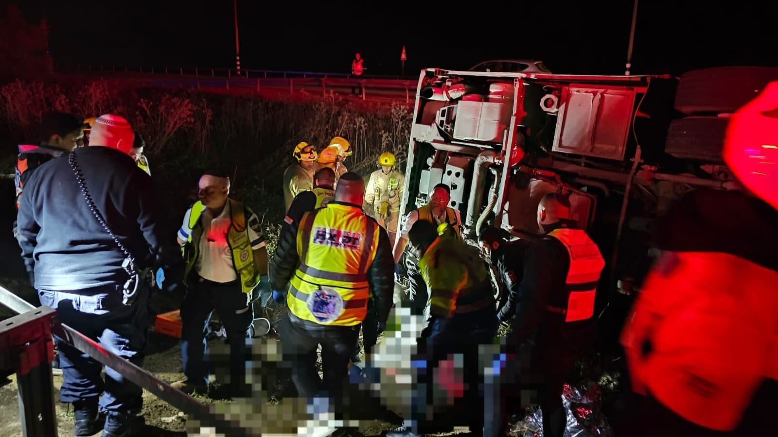 טיפול זק"א בהרוגים מתאונות דרכים (צילום: זק"א)
