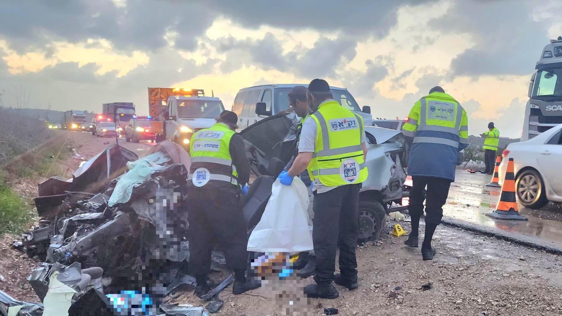 טיפול זק"א בהרוגים מתאונות דרכים (צילום: זק"א)