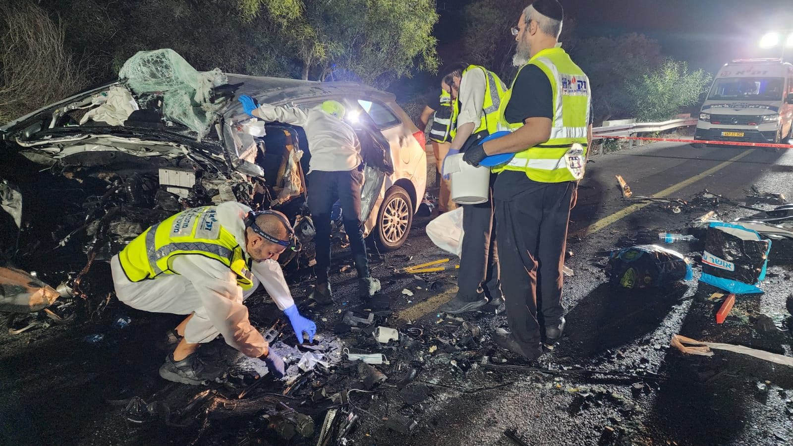טיפול זק"א בהרוגים מתאונות דרכים (צילום: זק"א)