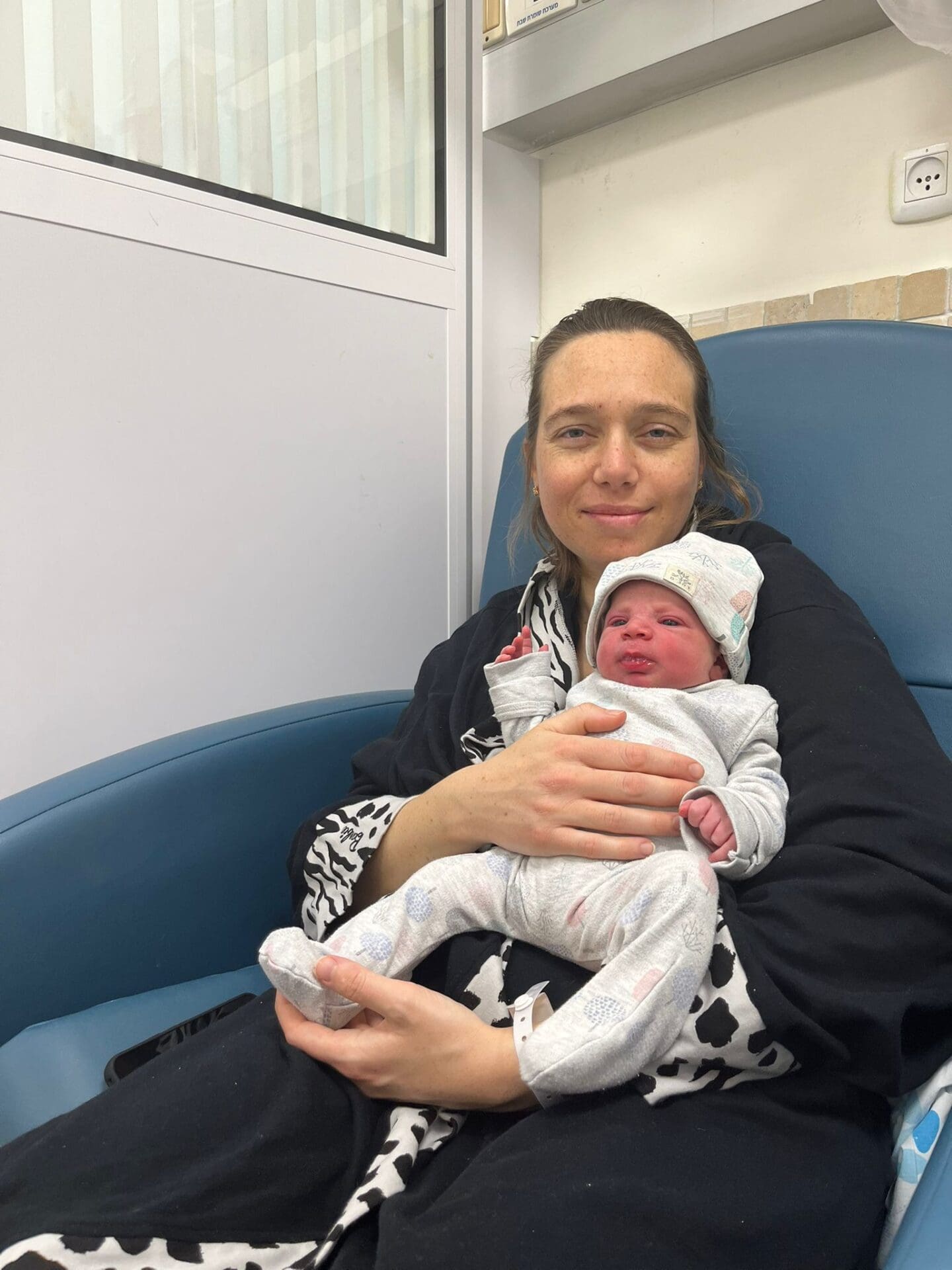 נדיה קולוסוב ובתה שנולדה הלילה ברמבם (צילום: הקריה הרפואית רמבם)