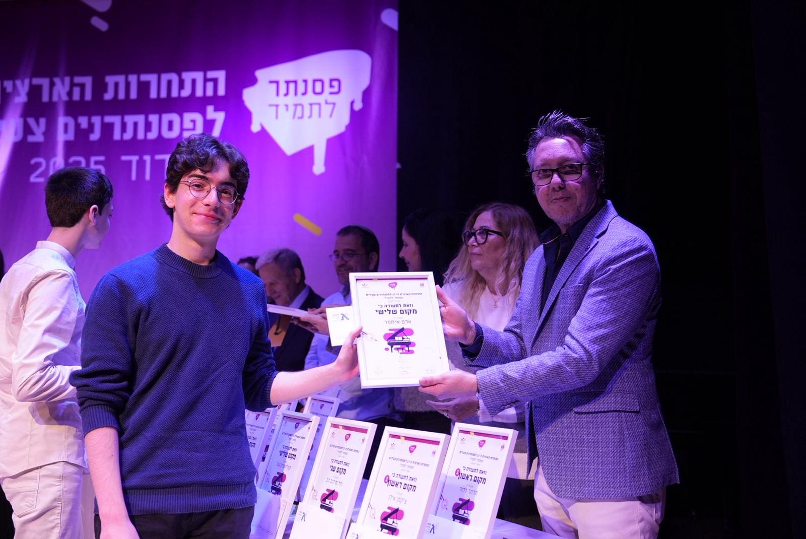 עו"ד יוסי עטר מעניק לאדם איתמר (צילום: מייק אדרי)
