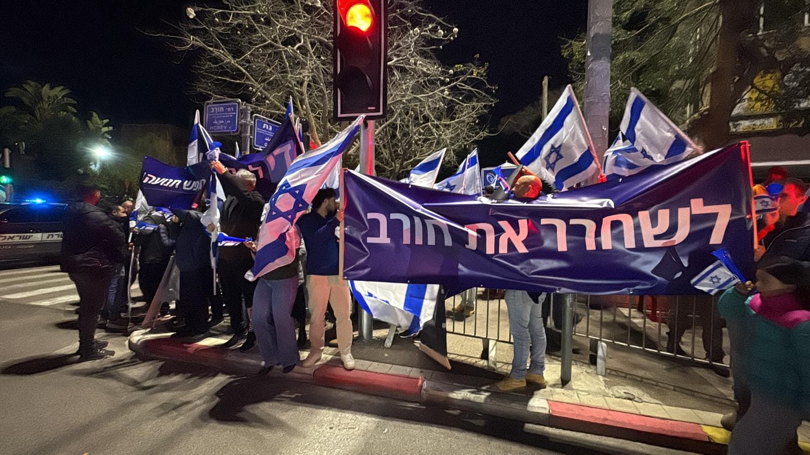 הפגנת המתנגדים לחסימת צומת חורב (צילום: מיכל גרובר)