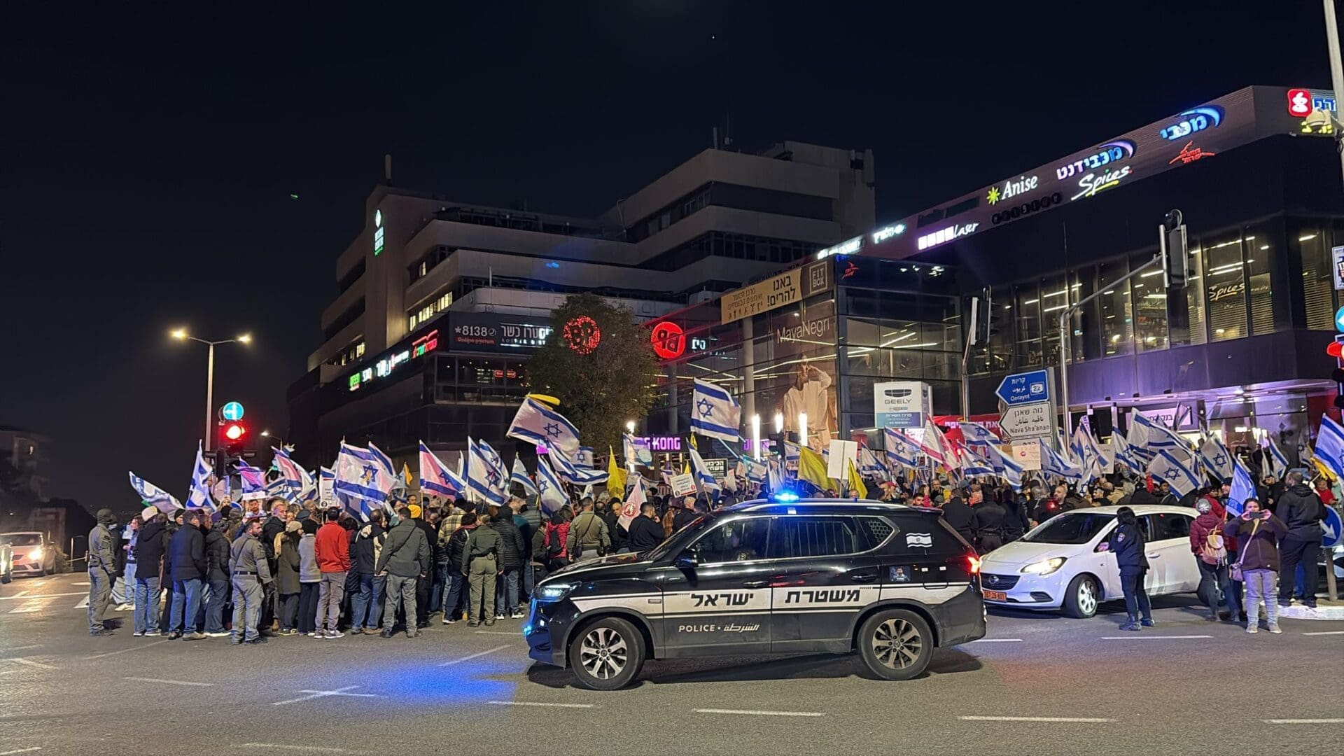 המפגינים בצומת חורב הערב (צילום: מיכל גרובר)