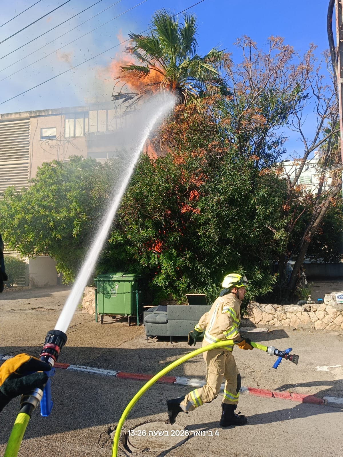 לוחמי אש מטפלים בשריפה בחיפה (צילום: כבאות והצלה)