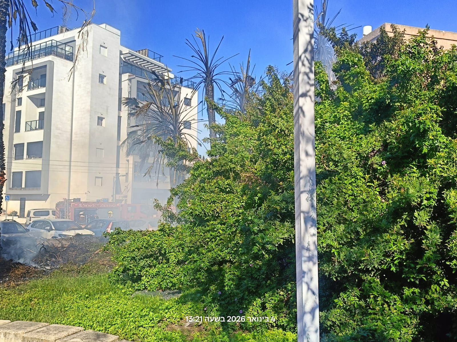 שריפה בשכונת בת גלים בחיפה (צילום: כבאות והצלה)
