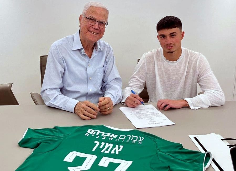 הבלם אלעד אמיר חתם במכבי חיפה על חוזה עד שנת 2030 (צילום: מכבי חיפה האתר הרשמי).