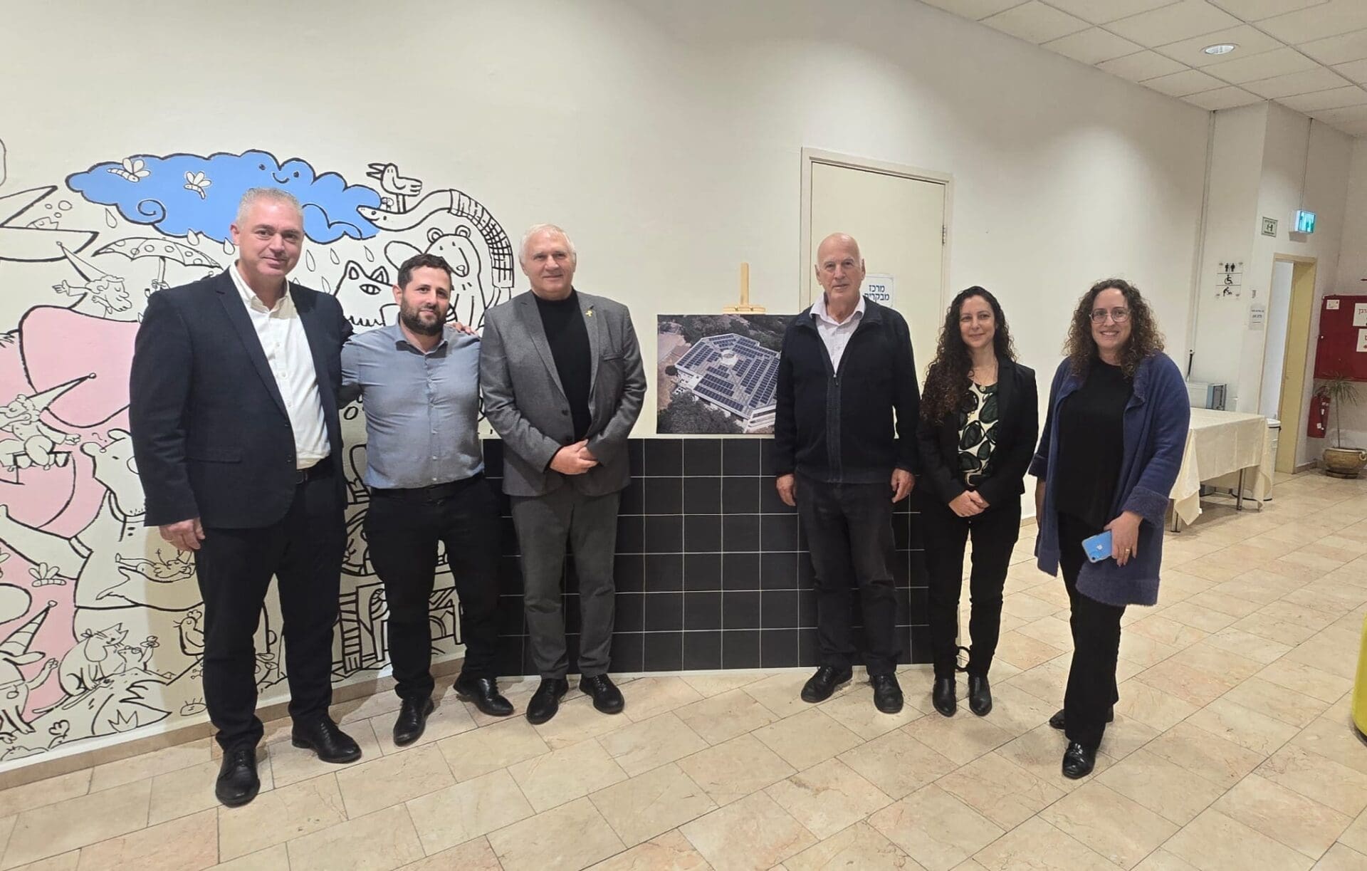 מובילי פרויקט גג יריעות סולארי בקריית טבעון (צילום: מועצת קרית טבעון)