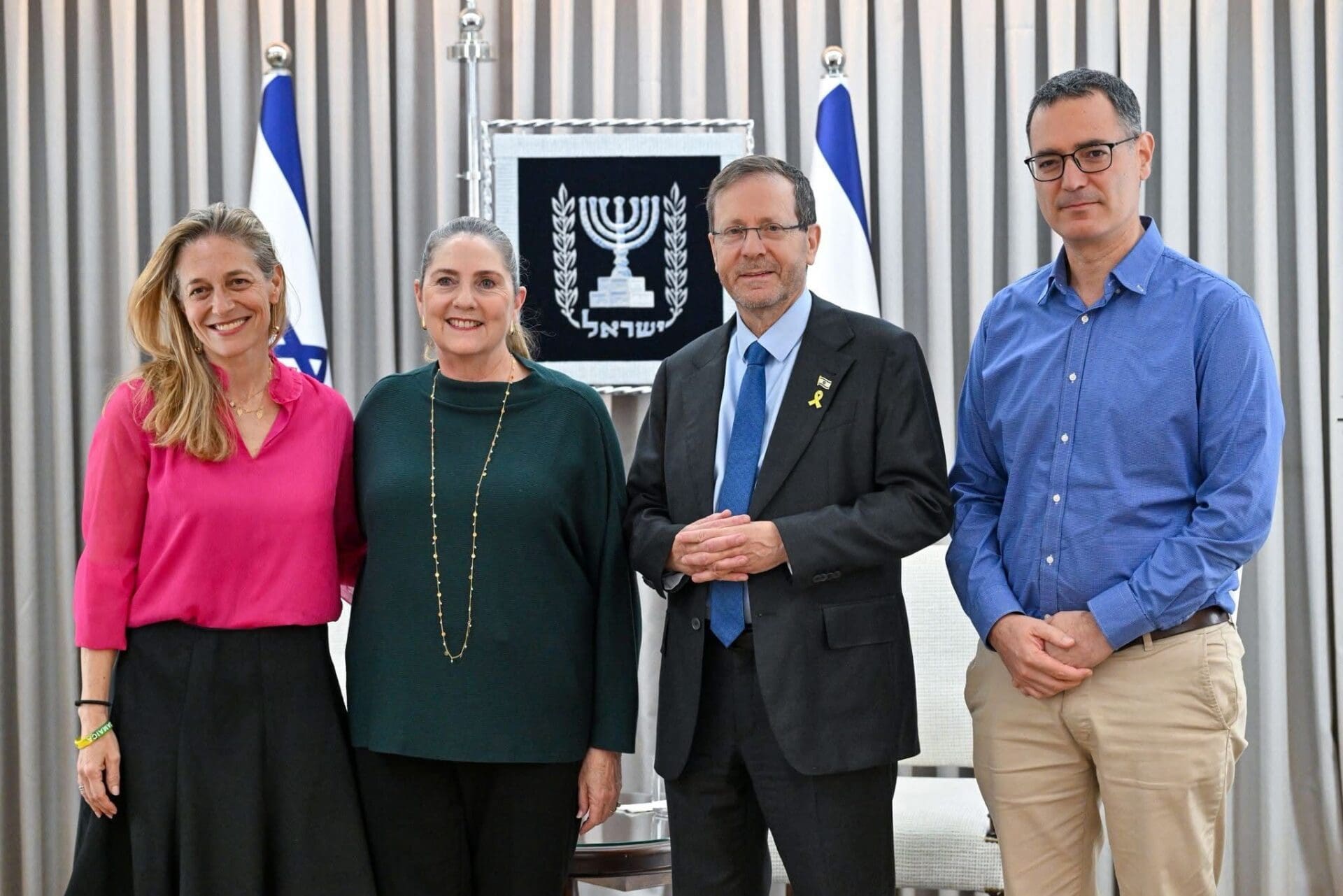 משה בר סימן טוב, נשיא המדינה הרצוג ואשתו יחד עם ד