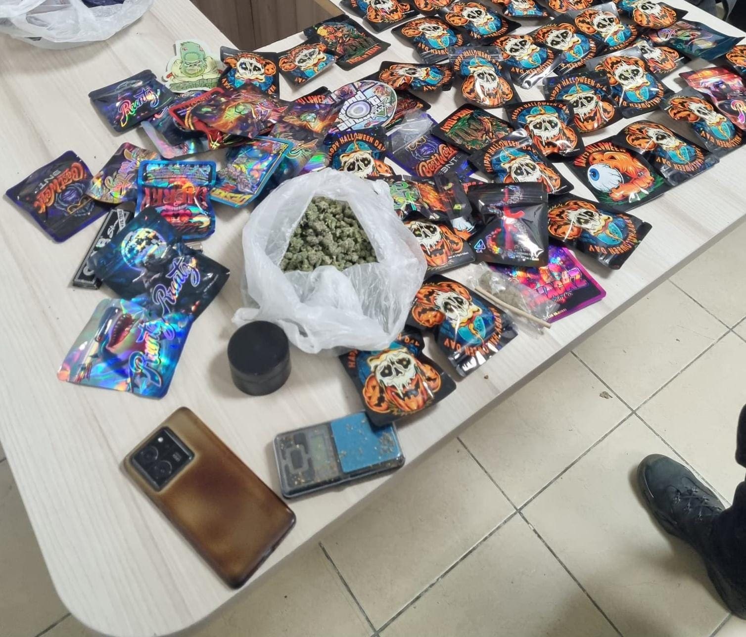 הדר הכרמל בחיפה: שוהים בלתי חוקיים וחומרים החשודים כסמים בכמות מסחרית נתפסו ע״י יחידת ״עוז״ (צילום: משטרת ישראל)