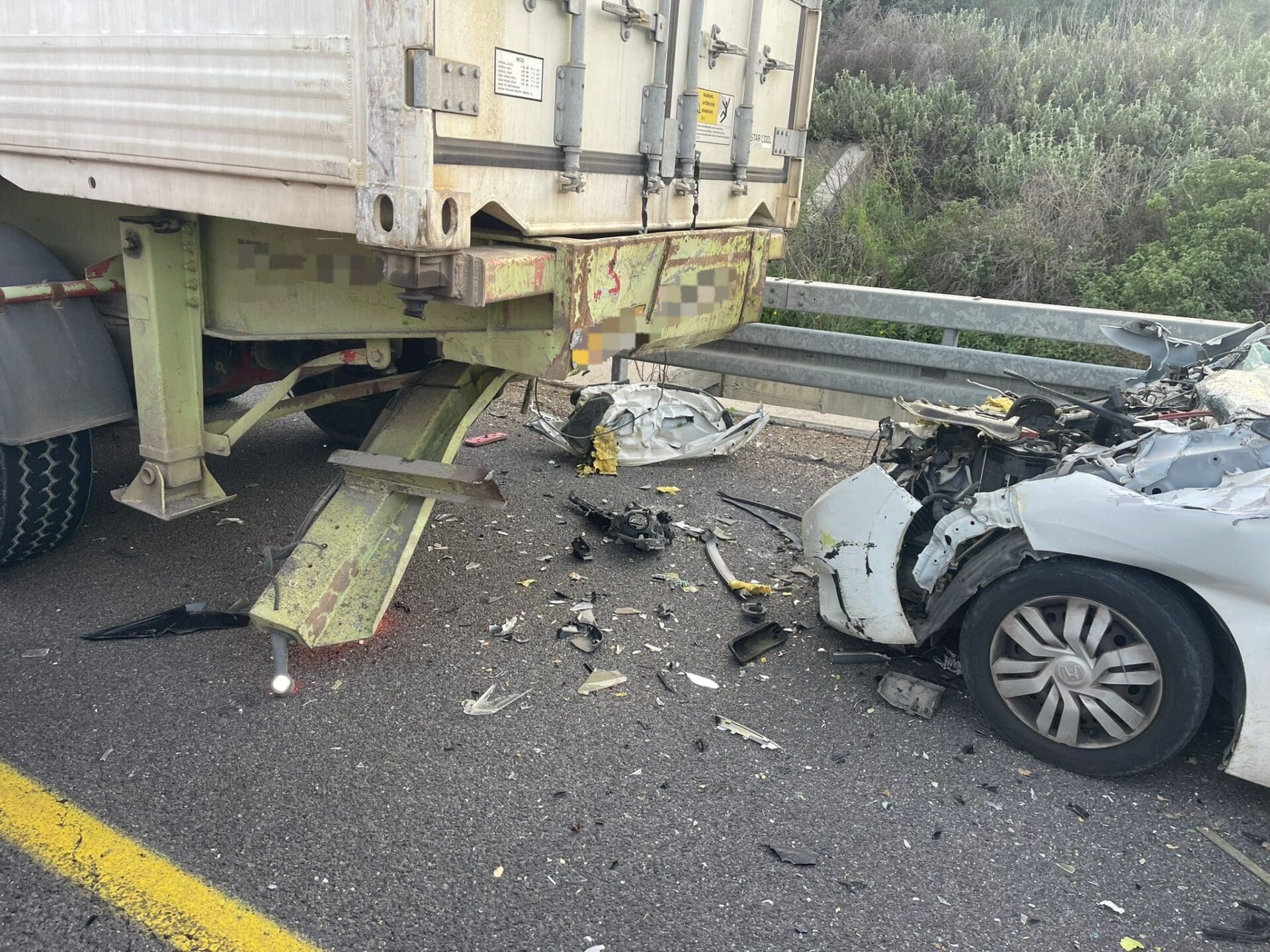 תאונה בין רכב למשאית (צילום: מד