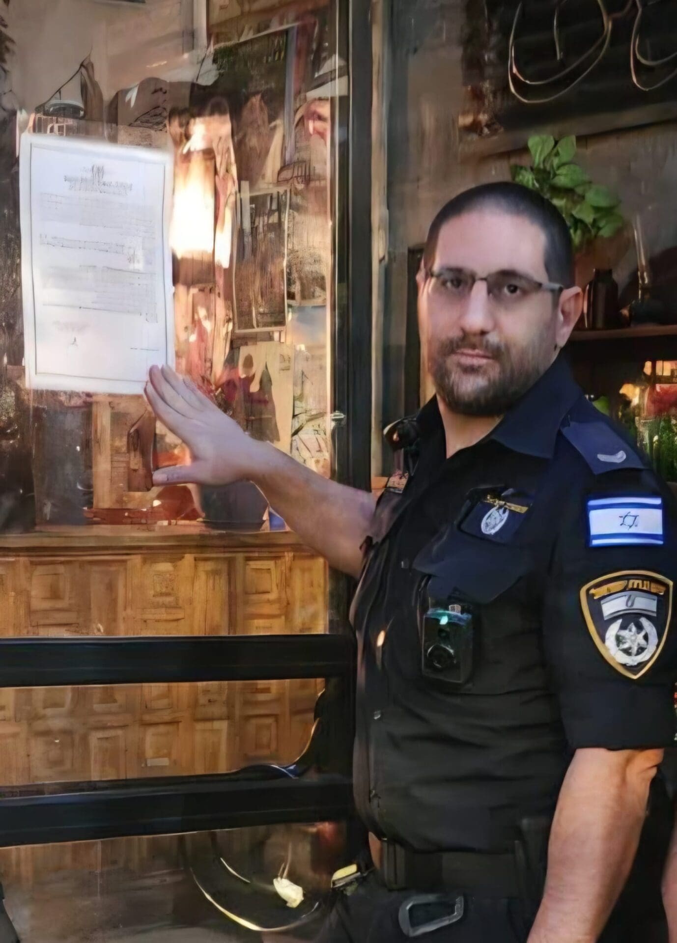 שוטר סוגר בית עסק בחיפה בשל העסקת שב״חים (צילום: משטרת ישראל)