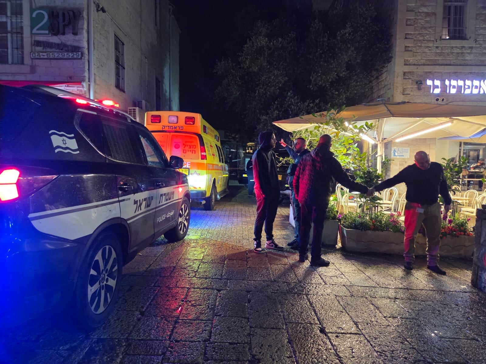 גבר נפל אל מותו סמוך לסיטי סנטר (צילום: מד״א)