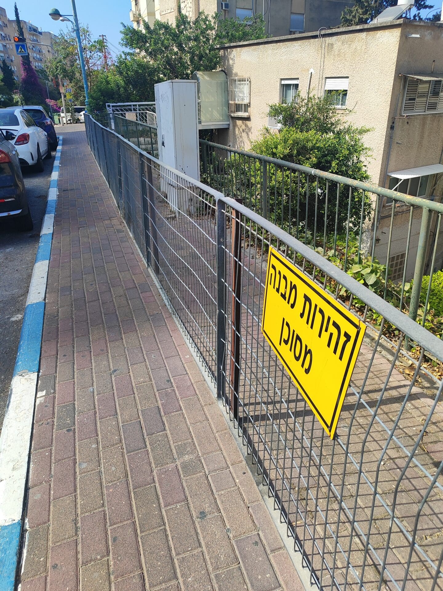 רחוב גולומב - קיר ענק המוכרז כמבנה מסוכן (צילום: ד״ר יריב שגיא)