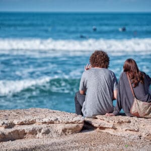 גבר ואישה, צעירים, זוג, ים, סלע, שמש, קיץ, אביב, ישיבה, אהבה, רומנטי, יושב