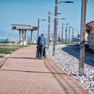 טיילת, חולדה גורביץ׳, כיסא גלגלים, סיוע, סיעודי, נכה, נכות, נכים, סיעוד, אשפוז, מחלה, מוגבל