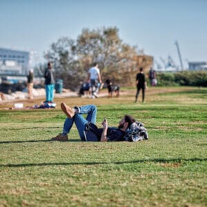 מדשאה, מנוחה, בת גלים, דשא, שיזוף, שמש חורפית