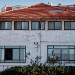 טיילת, בת גלים, חוף, שכונת מצוקה, הזנחה, מוזנח, ישן, מתפורר, התפוררות, שיפוץ, מרגולין, רעפים