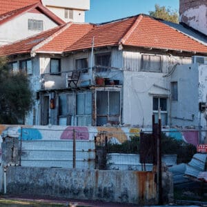 טיילת, בת גלים, חוף, שכונת מצוקה, הזנחה, מוזנח, ישן, מתפורר, התפוררות, שיפוץ, מרגולין, רעפים, היפסטר