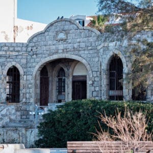טיילת, בת גלים, חוף, שכונת מצוקה, הזנחה, מוזנח, ישן, מתפורר, התפוררות, שיפוץ, מרגולין, רעפים