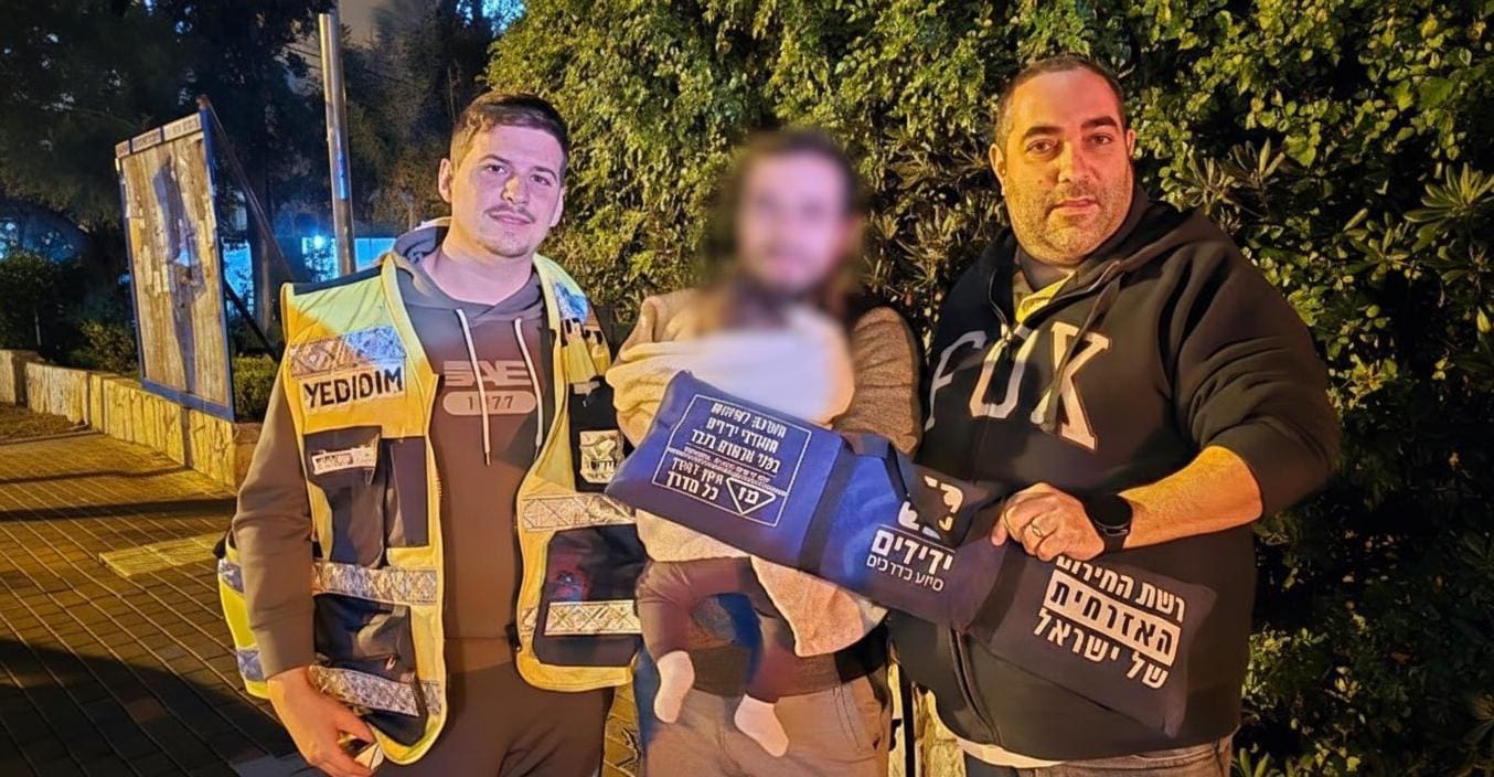 התינוקת שחולצה לצד המחלצים (צילום: עמותת ידידים)