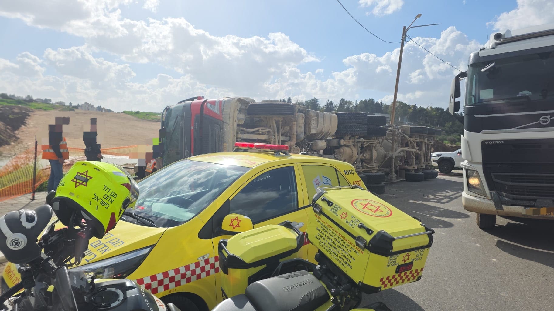 משאית שהתהפכה בקרית אתא (צילום: מד"א)