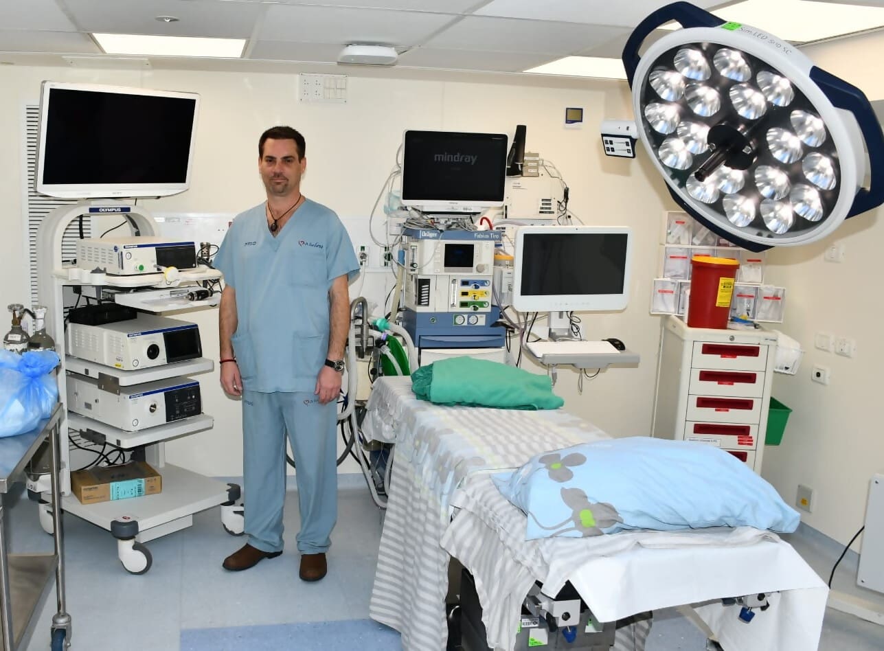 דר גוטליב בחדר ניתוח בכרמל (צילום: ירון חזן בי"ח כרמל)