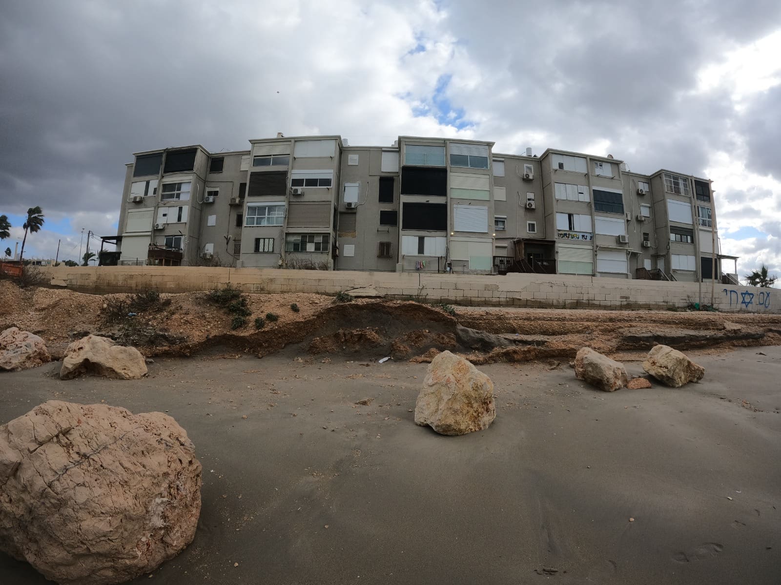 הבית בצל איום הגלים (צילום: מוטי מנדלסון)