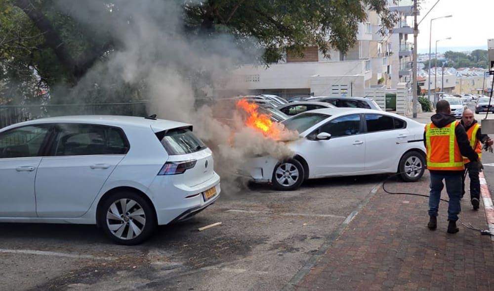 רכב עולה באש ברחוב שמשון | עובדי עיריית חיפה מנסים לכבות אותו(צילום: מור אוחנה)