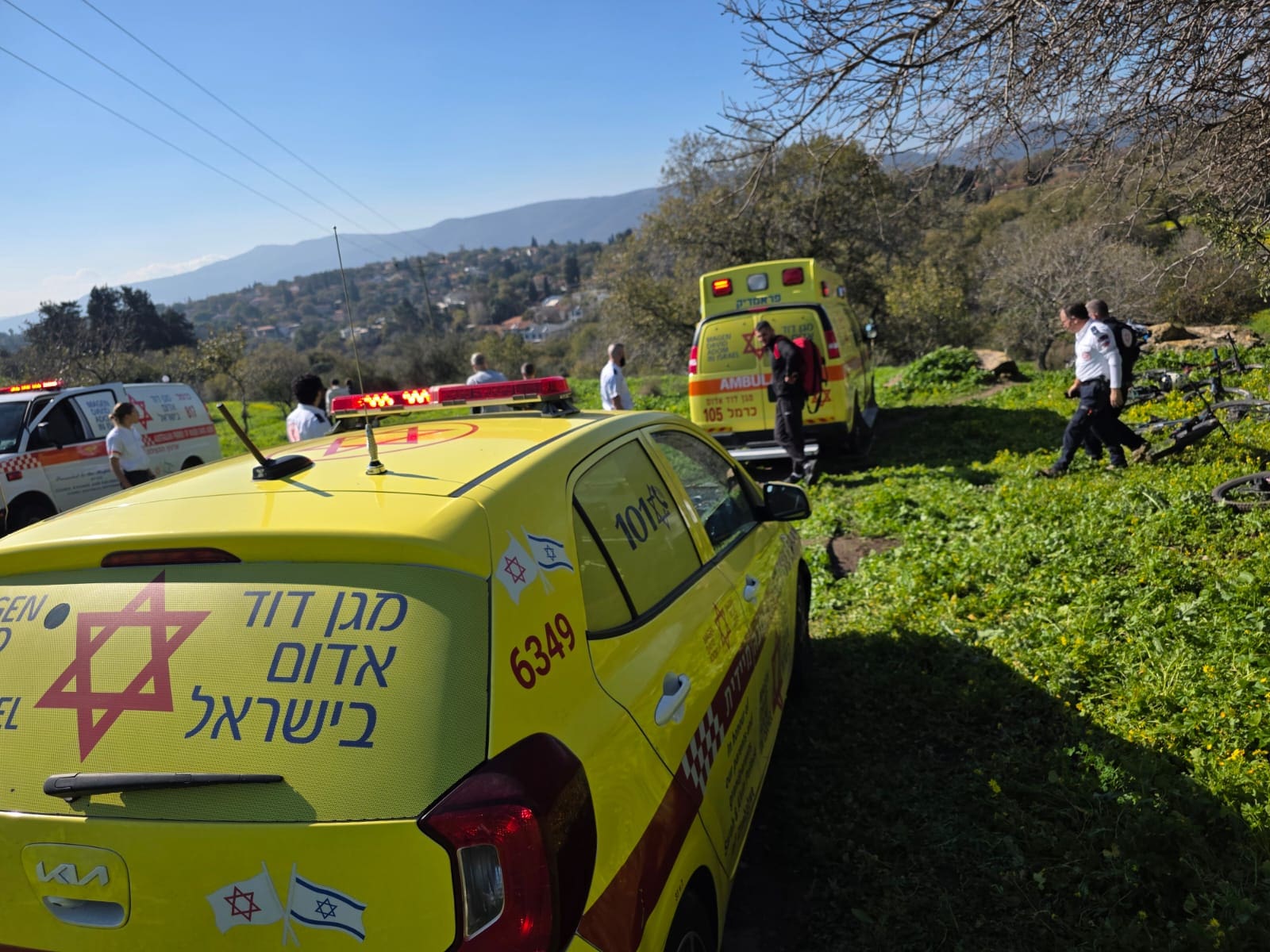 רוכב אופניים נפגע בשטח פתוח (צילום: מד"א)