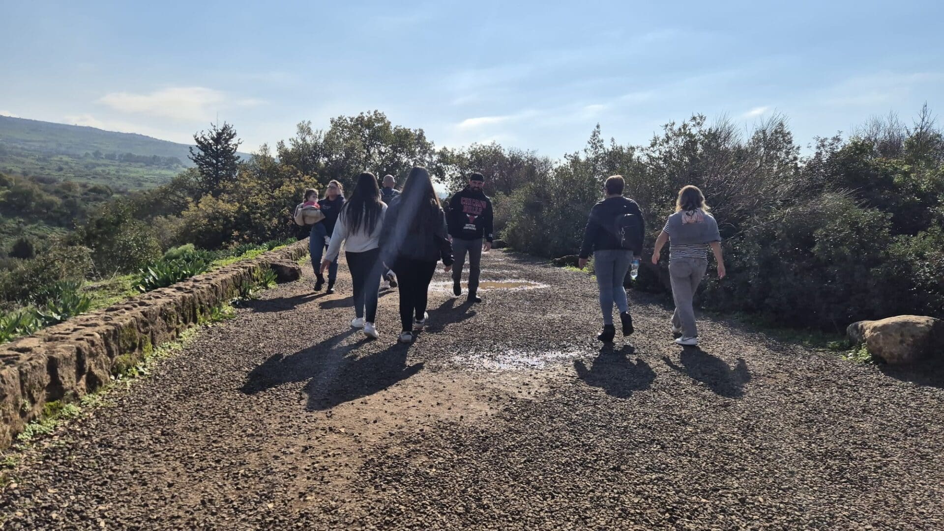 מטיילים בשמורת הבניאס - נחל הבניאס זורם בעוצמה לאחר גשמי ינואר 2026 (צילום: שרית פלאצ׳י - רשות הטבע והגנים)