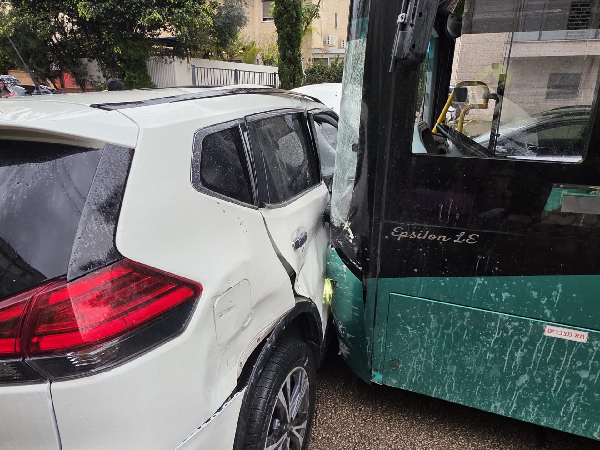 תאונת דרכים בין רכב פרטי לאוטובוס (צילום: כבאות והצלה)