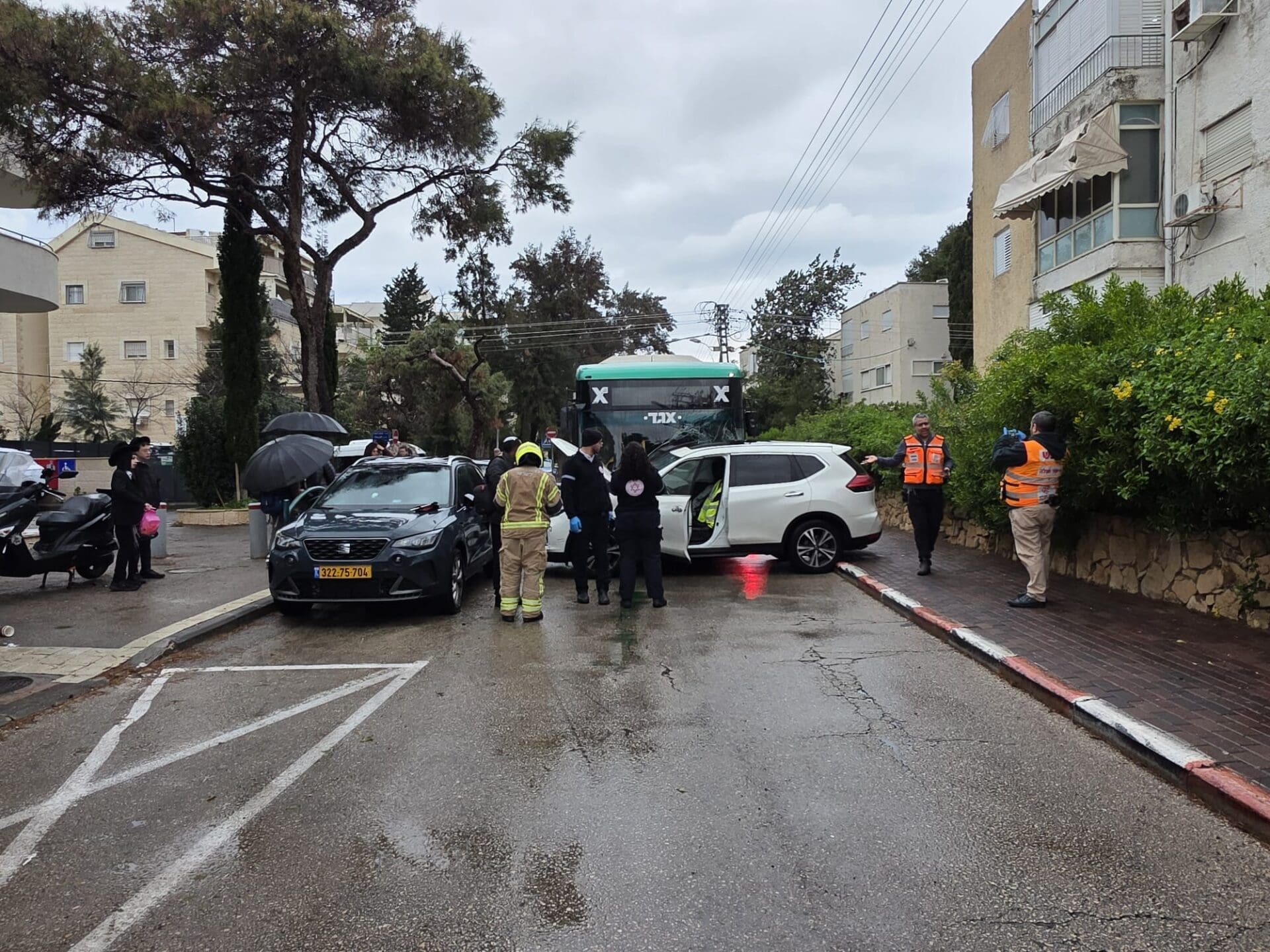 תאונת דרכים בין רכב פרטי לאוטובוס (צילום: כבאות והצלה)