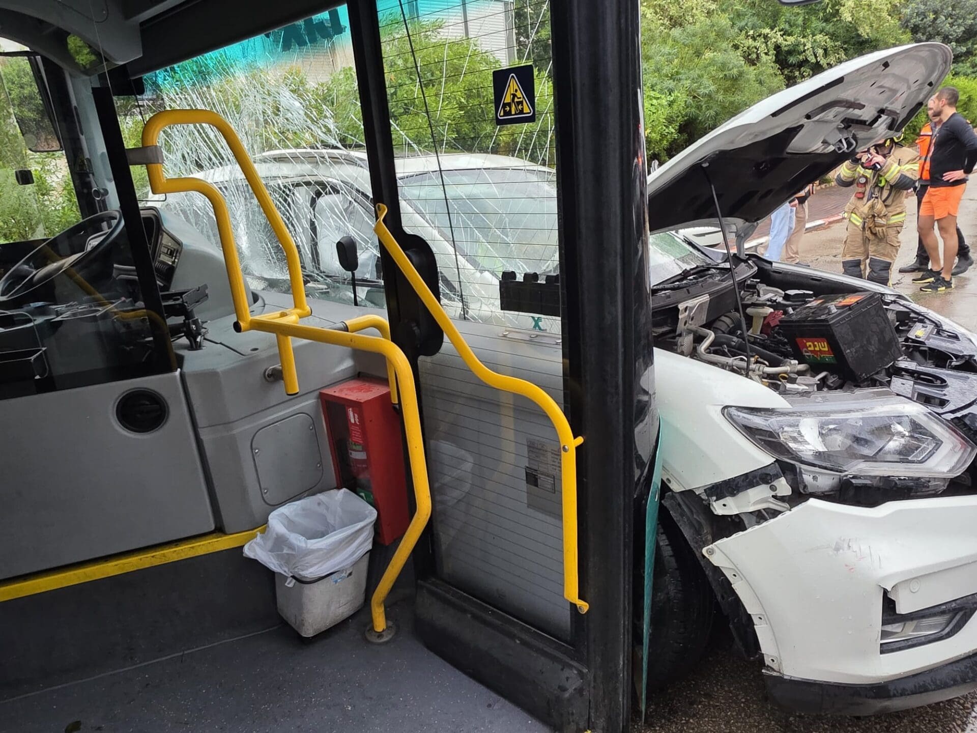 תאונת דרכים בין רכב פרטי לאוטובוס (צילום: כבאות והצלה)