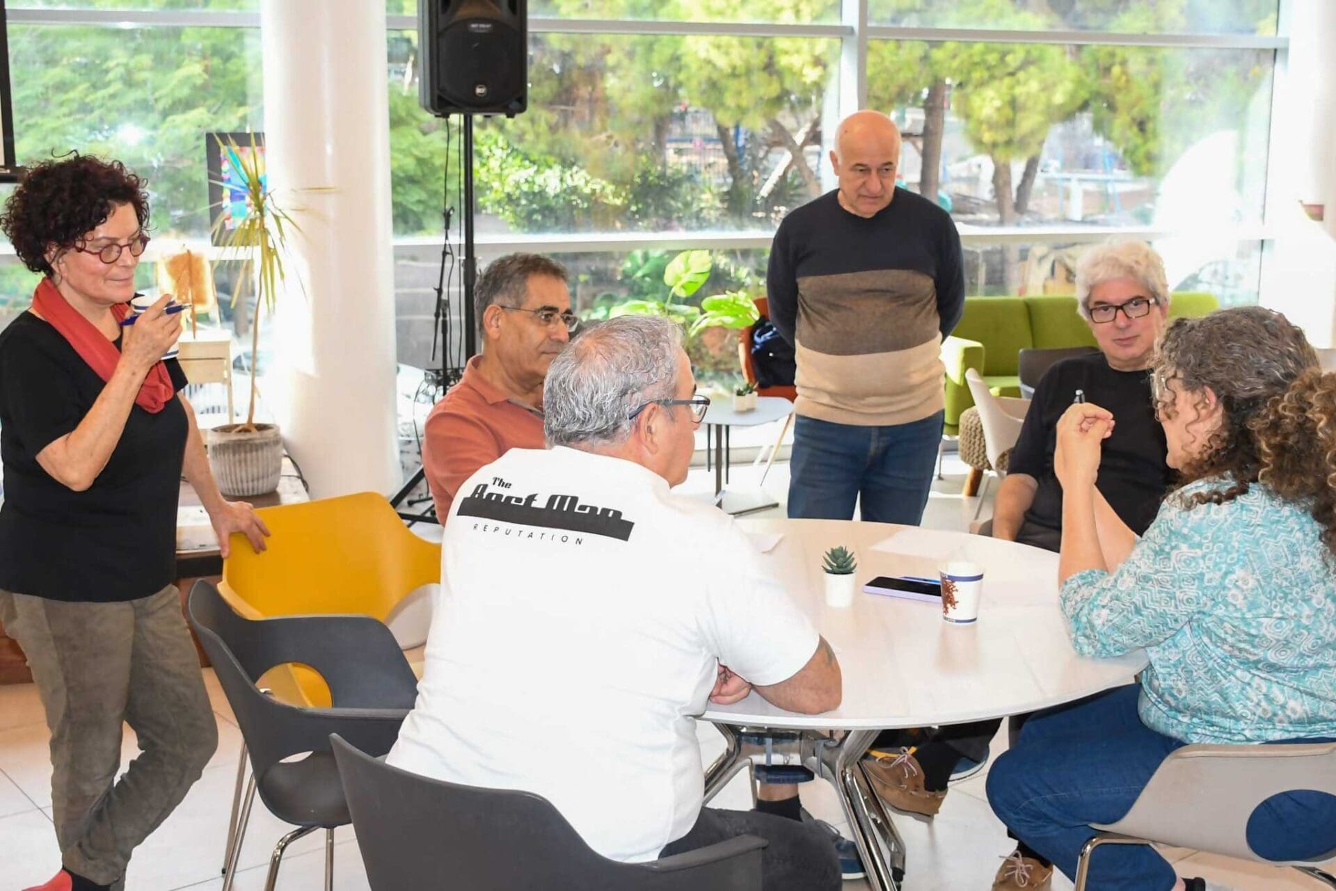 משתתפי הסדנה בשולחנות עגולים (צילום: ירון חזן, מרכז רפואי כרמל)