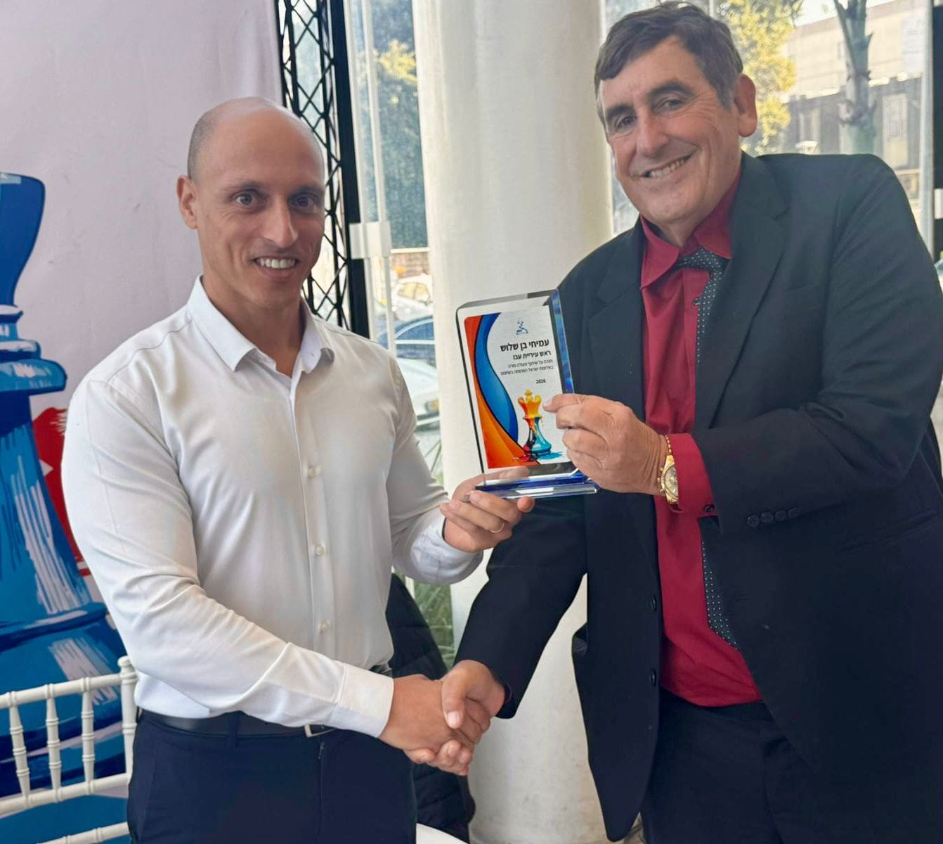 יור איגוד השחמט מעניק מגן הוקרה לראש העיר (צילום: SE-PR)