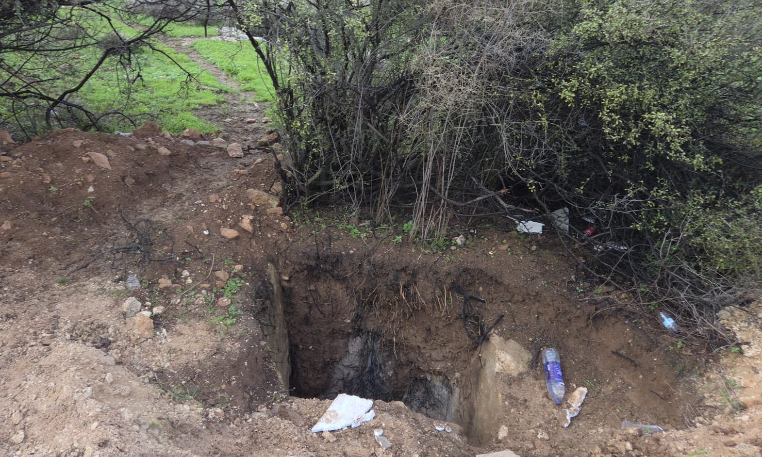 הכניסה לפתח המערה (צילום: ניר דיסטלפלד היחידה למניעת שוד ברשות העתיקות)