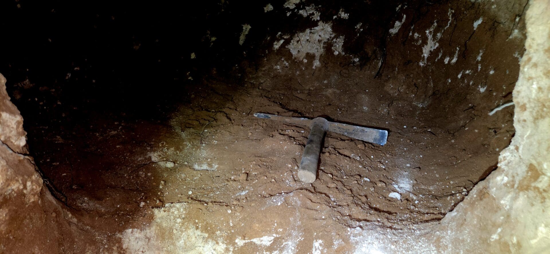 מקושון שעימו השחיתו השודדים את האתר ההסטורי (צילום ניר דיסטלפלד רשות העתיקות)