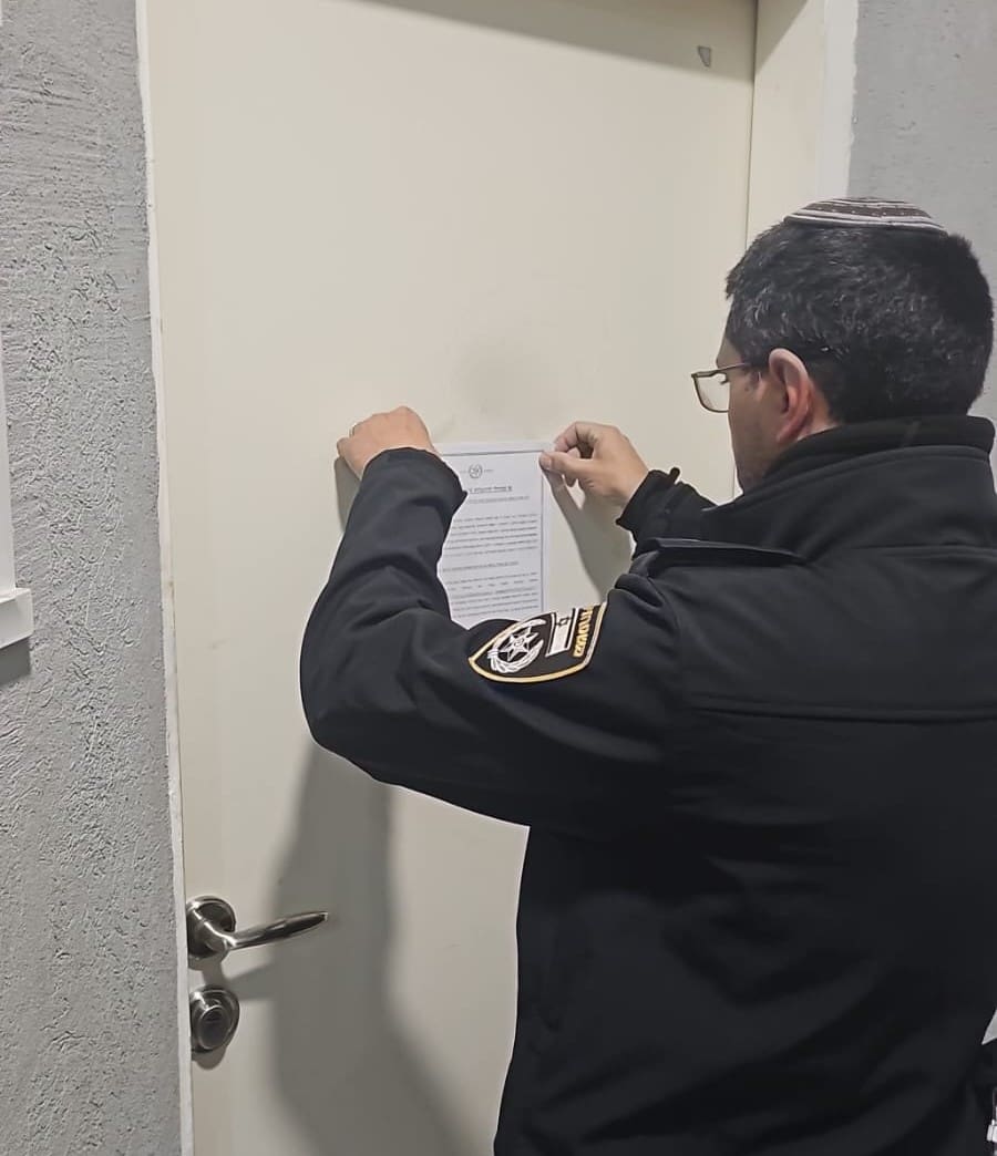 צווי סגירה לעסקים לא חוקיים (צילום: משטרת ישראל)