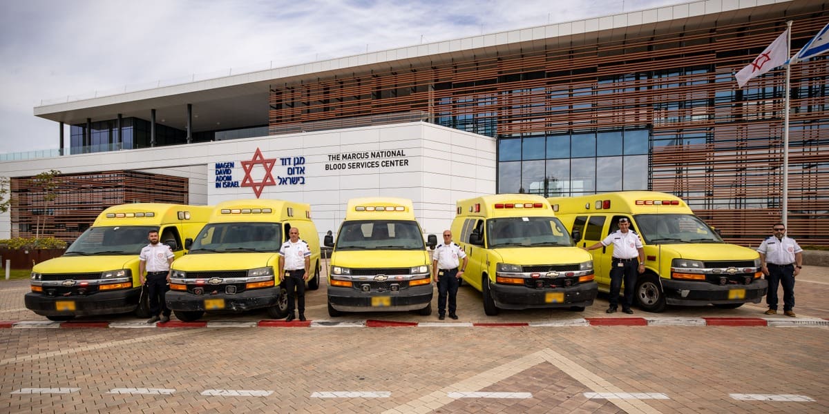 ספוואן מריח׳ מעניק ערכות הצלת חיים - חמישה אמבולנסים של מד״א הועברו לסיוע לדרוזים בסוריה (צילום: מד״א)