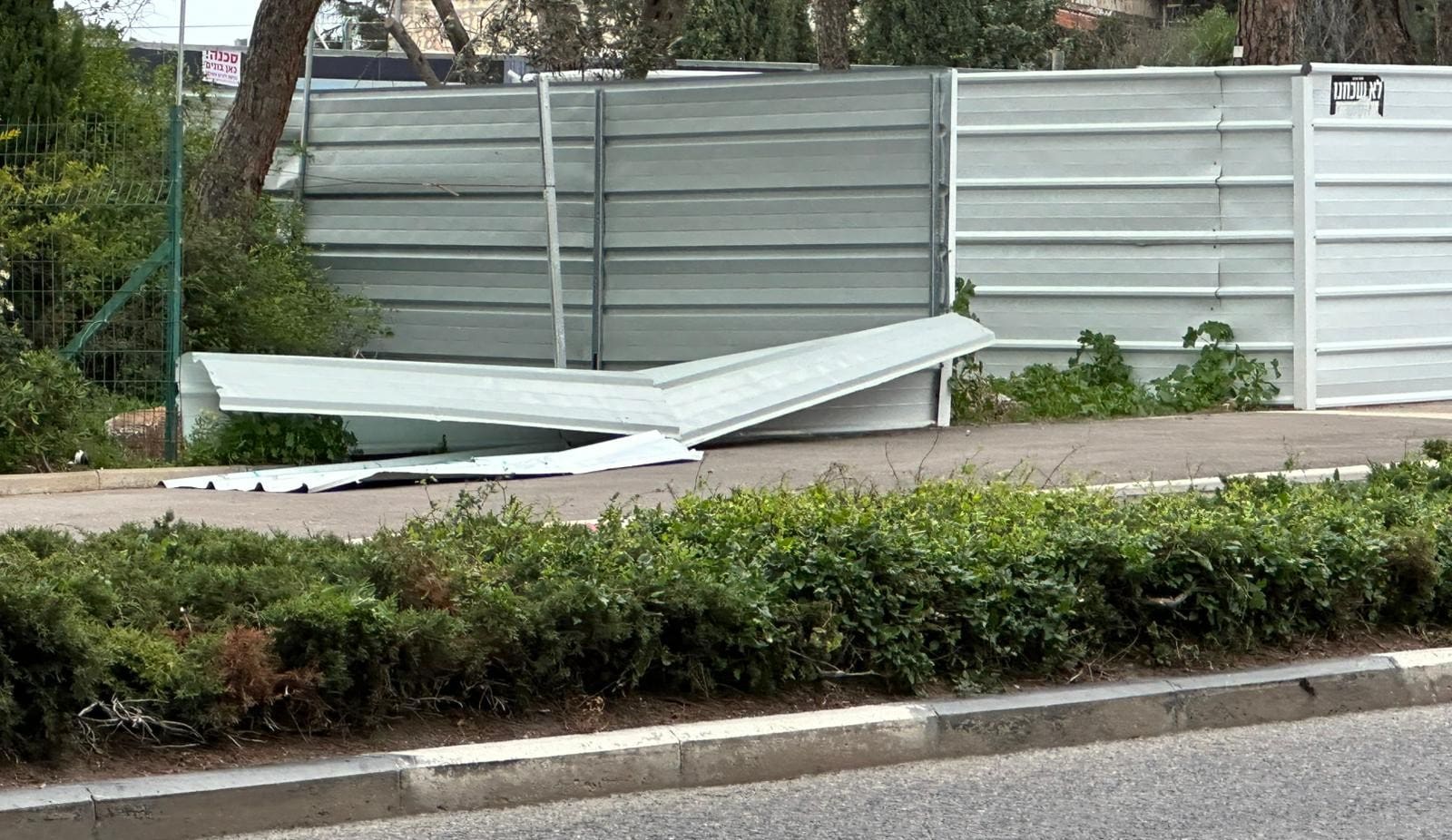 גדר פלסטיק שנתקה ממקומה באתר בנייה (צילום: חי פה בשטח)