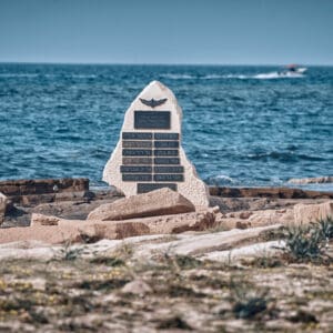 ים, חוף, כחול, שייטת 13, קומנדו ימי, אסון, שירת הצפצפה, מבצע, חללי צה״ל, חללים, הרוגים, שבי ציון, אנדרטה, זכרון, רם לוינס, איתמר אליה, רז טבי, מאהר דגש, גיא גולן, גל רודובסקי, צחי בנטוב, יוסי קורקין, יוחנן הילברג, אריה אברמזון, צבי גרוסמן, יניב שמיאל,  הנצחה, יד לבנים