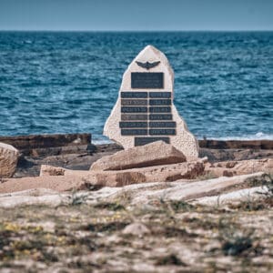 ים, חוף, כחול, שייטת 13, קומנדו ימי, אסון, שירת הצפצפה, מבצע, חללי צה״ל, חללים, הרוגים, שבי ציון, אנדרטה, זכרון, רם לוינס, איתמר אליה, רז טבי, מאהר דגש, גיא גולן, גל רודובסקי, צחי בנטוב, יוסי קורקין, יוחנן הילברג, אריה אברמזון, צבי גרוסמן, יניב שמיאל,  הנצחה, יד לבנים
