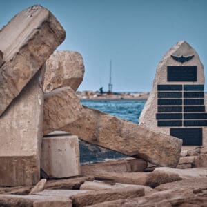 ים, חוף, כחול, שייטת 13, קומנדו ימי, אסון, שירת הצפצפה, מבצע, חללי צה״ל, חללים, הרוגים, שבי ציון, אנדרטה, זכרון, רם לוינס, איתמר אליה, רז טבי, מאהר דגש, גיא גולן, גל רודובסקי, צחי בנטוב, יוסי קורקין, יוחנן הילברג, אריה אברמזון, צבי גרוסמן, יניב שמיאל,  הנצחה, יד לבנים