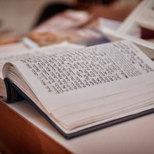 יהדות, דת, בר מצווה בבית כנסת, עלייה לתורה, תפילין, קריאה בתורה, בית כנסת, טלית, ספר תורה, אירוע דתי, התרגשות, מסורת יהודית, טקס בר מצווה, חתן בר מצווה, ארון הקודש, ברכות, משפחה, תפילה, זריקת סוכריות, חגיגה, שמחה