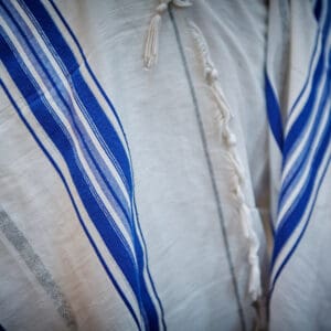 יהדות, דת, בר מצווה בבית כנסת, עלייה לתורה, תפילין, קריאה בתורה, בית כנסת, טלית, ספר תורה, אירוע דתי, התרגשות, מסורת יהודית, טקס בר מצווה, חתן בר מצווה, ארון הקודש, ברכות, משפחה, תפילה, זריקת סוכריות, חגיגה, שמחה