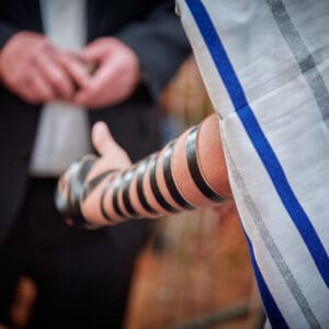יהדות, דת, בר מצווה בבית כנסת, עלייה לתורה, תפילין, קריאה בתורה, בית כנסת, טלית, ספר תורה, אירוע דתי, התרגשות, מסורת יהודית, טקס בר מצווה, חתן בר מצווה, ארון הקודש, ברכות, משפחה, תפילה, זריקת סוכריות, חגיגה, שמחה