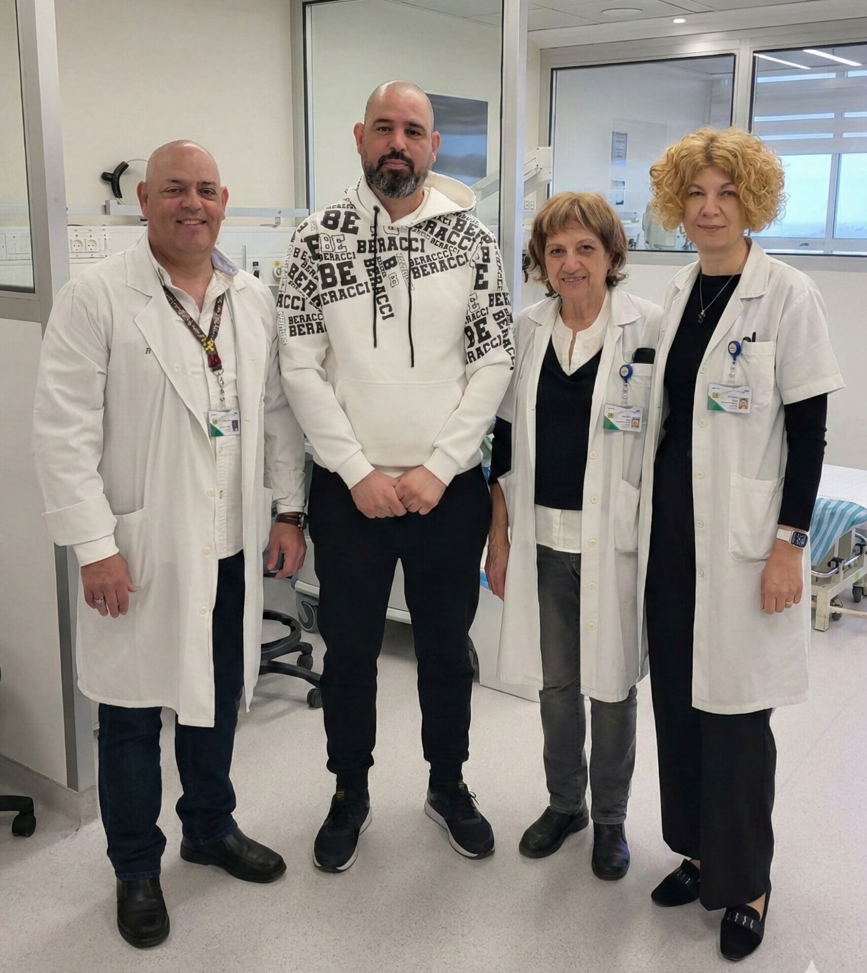 תמונת צוות מלא דר גרשינסקי פרופ דואק המטופל עלי ודר גלילי (צילום: אלי דדון - בי"ח כרמל)